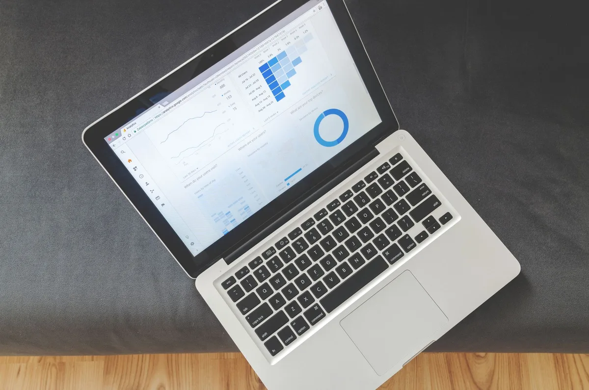 Analyse de données de marché et sélection de niche sur un ordinateur portable avec graphiques