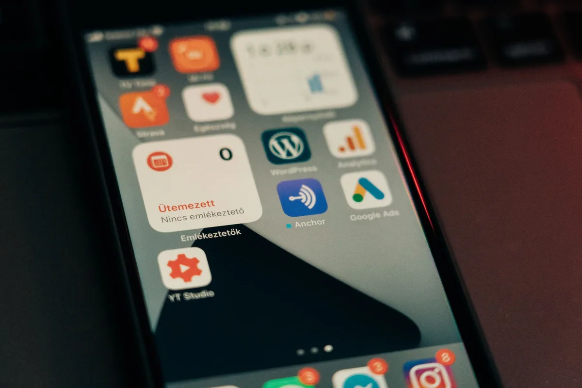 Écran de smartphone affichant des notifications push pour augmenter l'engagement utilisateur