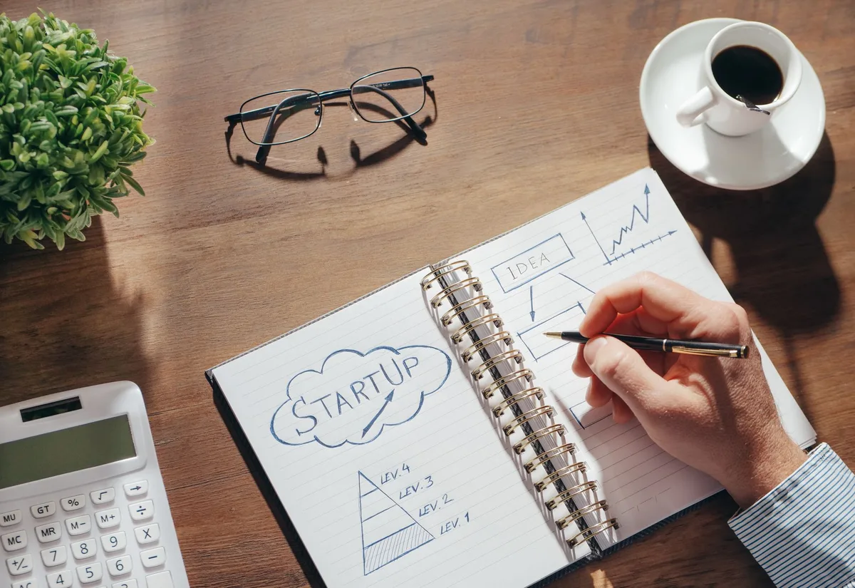Entrepreneur analysant un plan de croissance et des stratégies commerciales