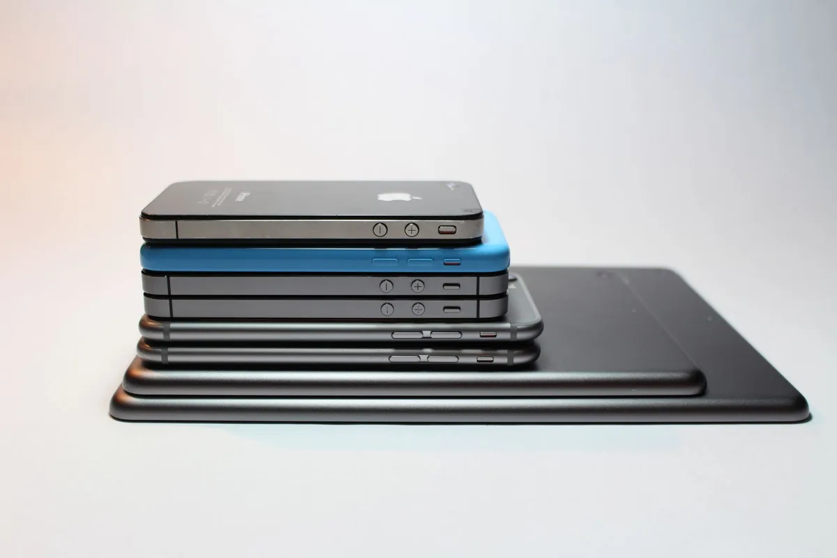 Différents modèles d'iPhone 17 et iPhone Air alignés sur un présentoir
