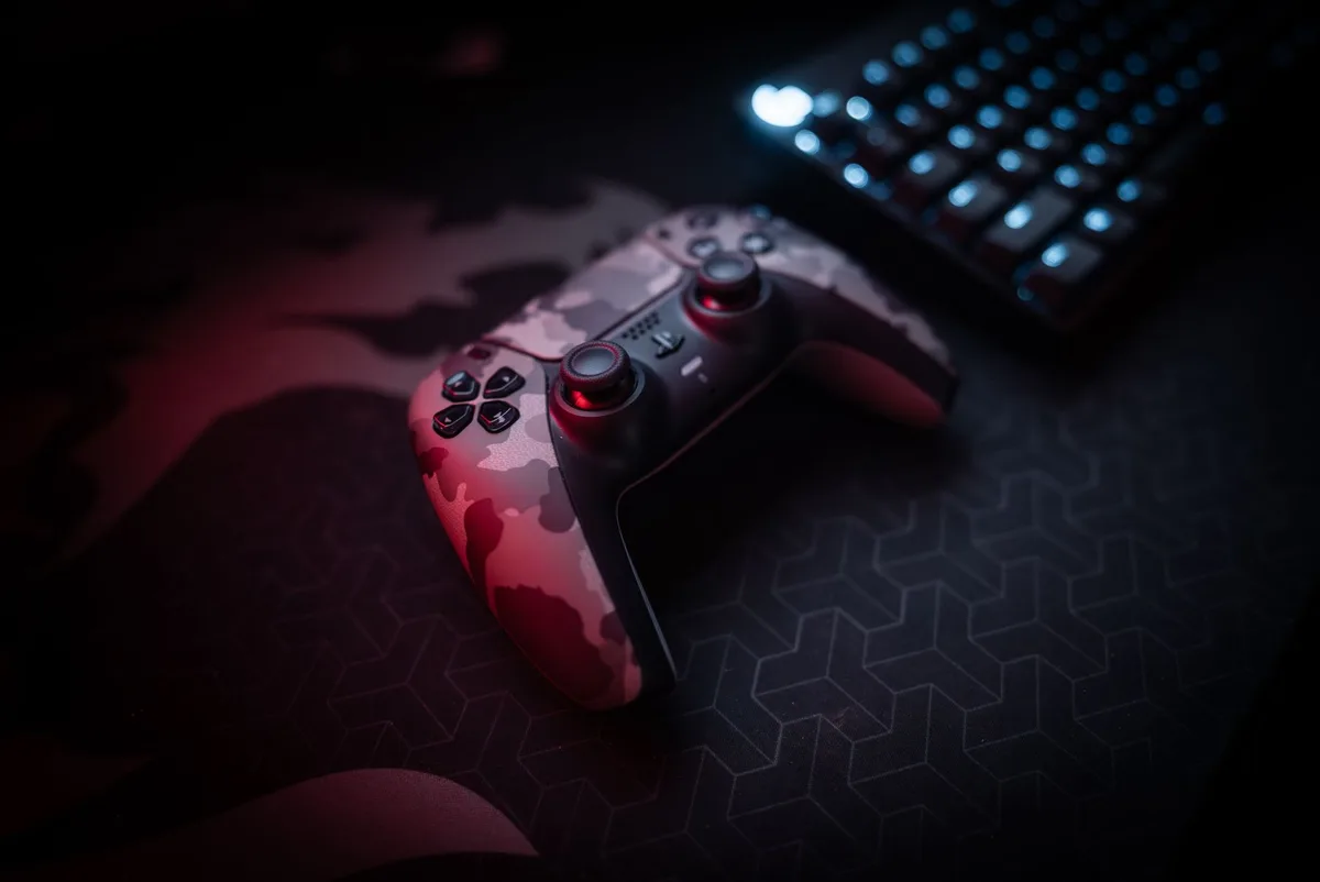 Manette gaming ergonomique premium avec châssis robuste, boutons mécaniques et connecteur USB-C.