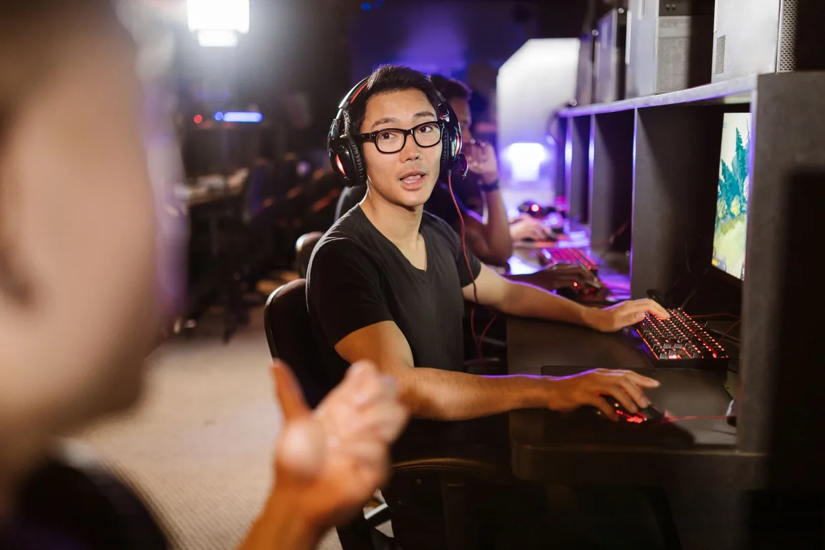 Joueur en pleine partie compétitive de FPS, manette en main, écran affichant un jeu rapide.
