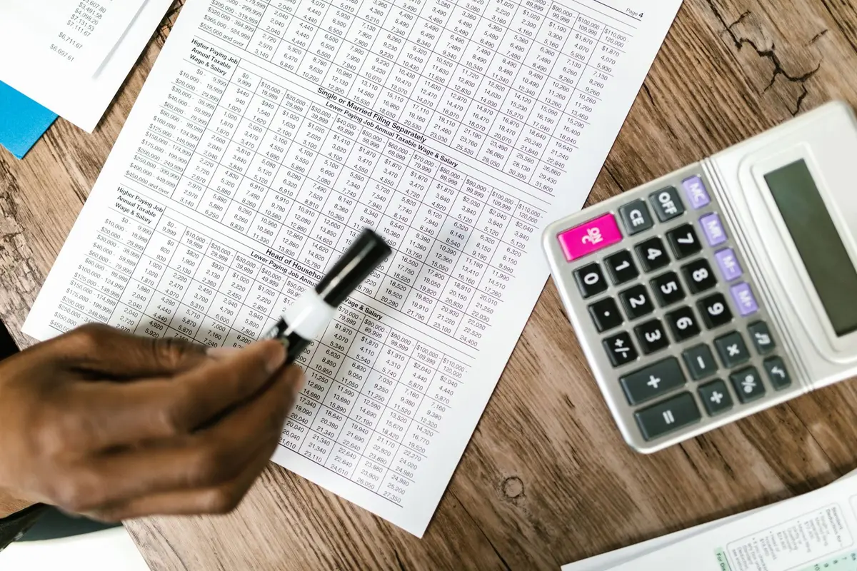 Tableau de calcul avec chiffres financiers et taux de cotisations sociales