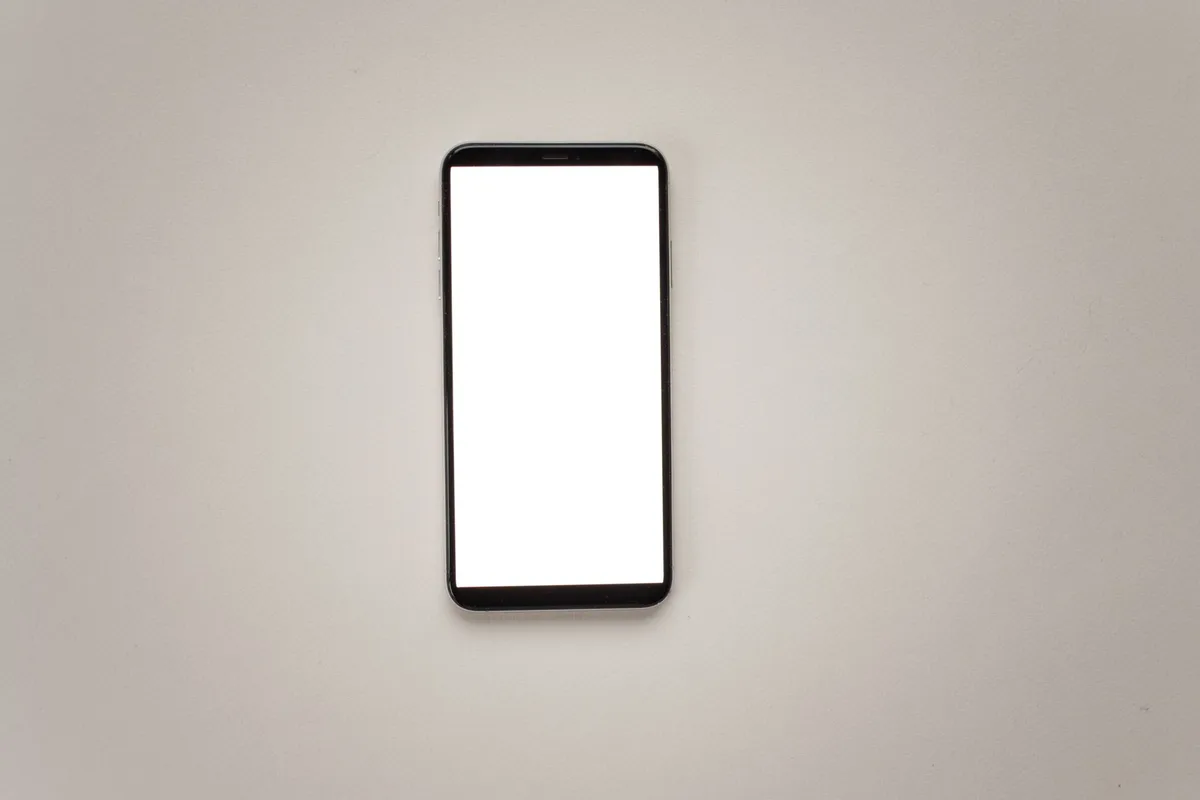 Smartphone affichant une interface de site web responsive adaptée à l'écran mobile