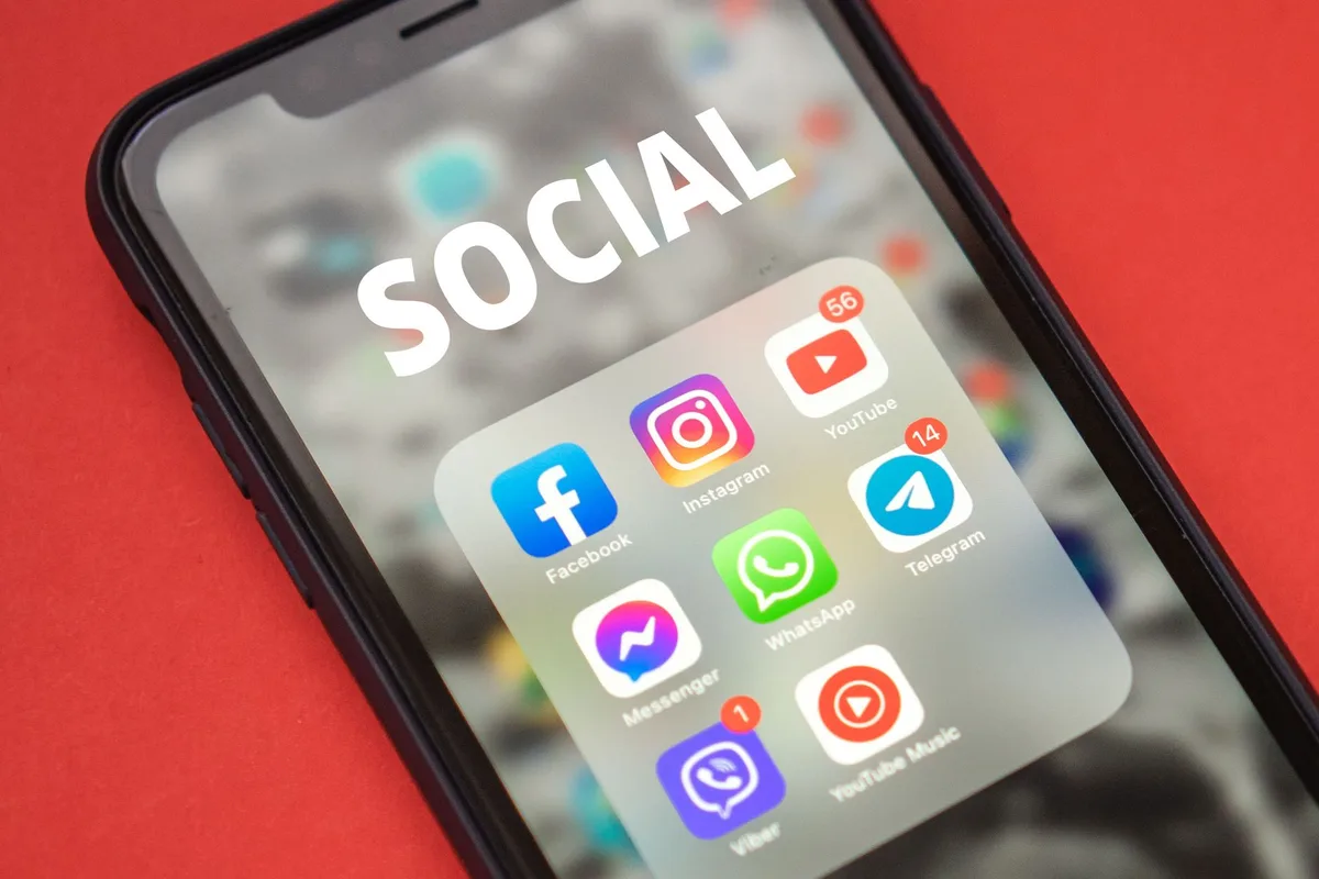 Notification push affichée sur l'écran d'accueil d'un smartphone avec icône d'application