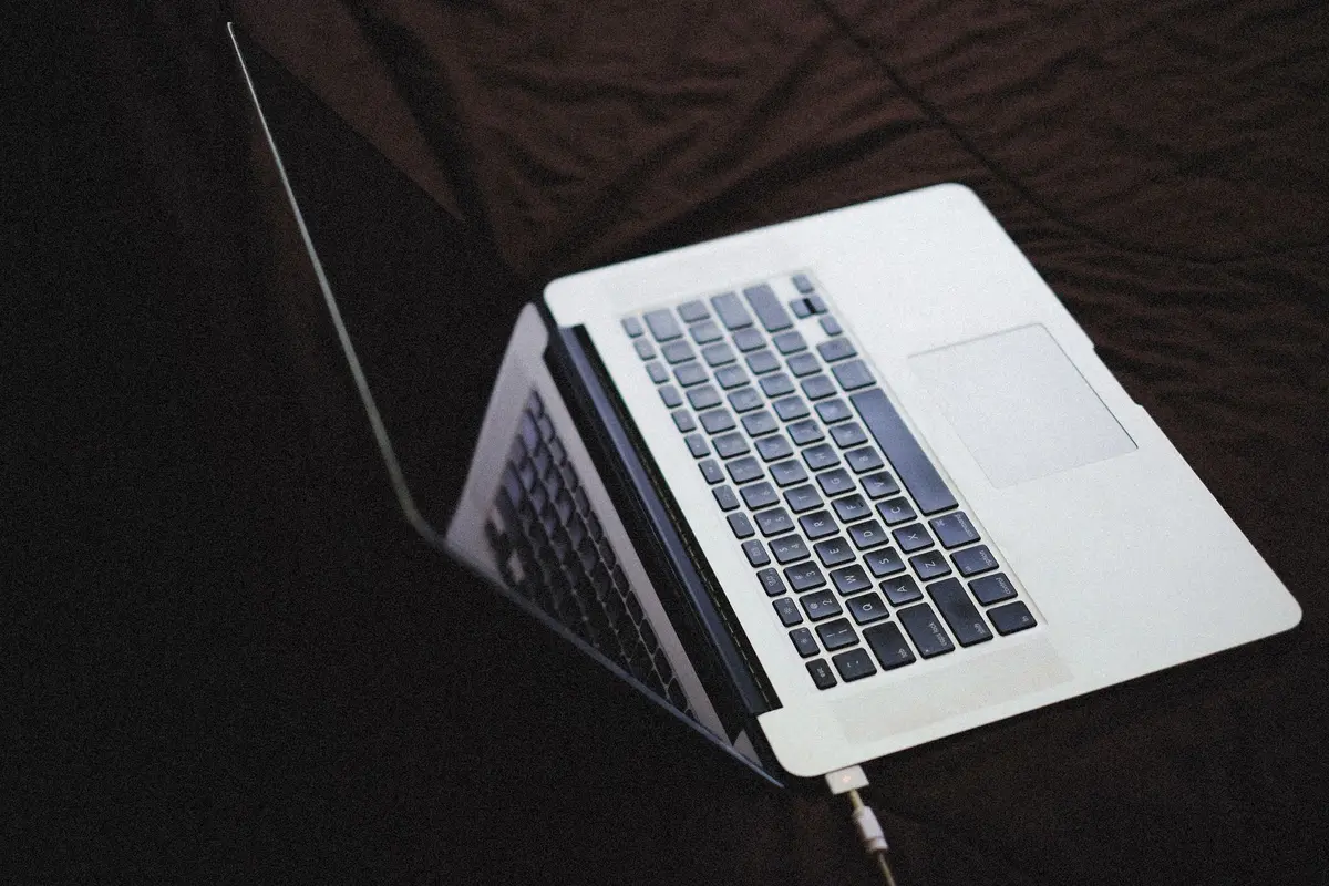 Personne travaillant sur un PC portable toute la journée sans recharge