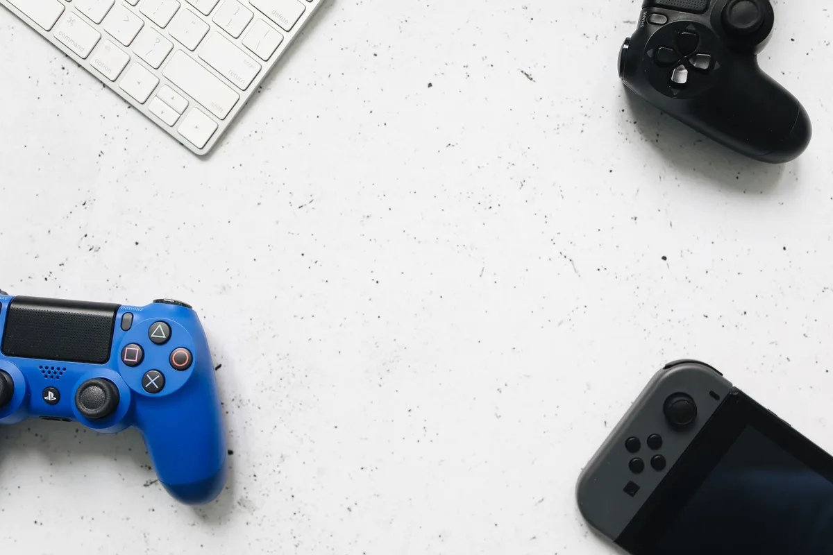 Comparaison des tarifs de deux éditions de jeu vidéo côte à côte
