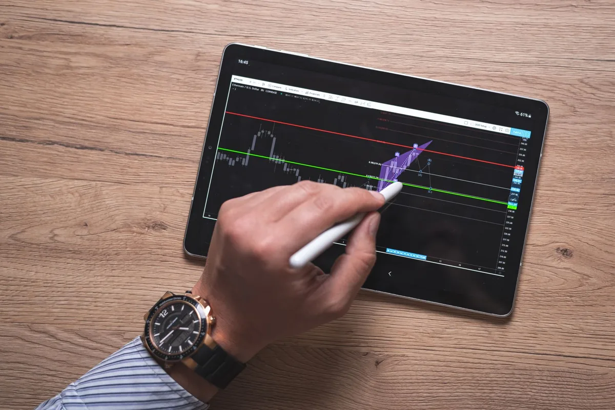 Gros plan sur l'écran LCD 10,9 pouces de la Galaxy Tab S10 Lite avec le S Pen inclus