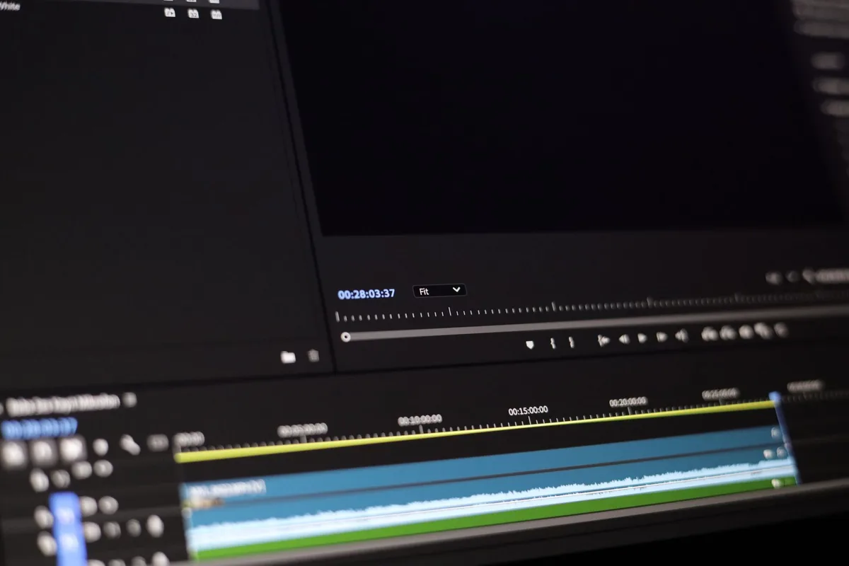 Interface de montage vidéo sur smartphone montrant les outils de recadrage intelligent