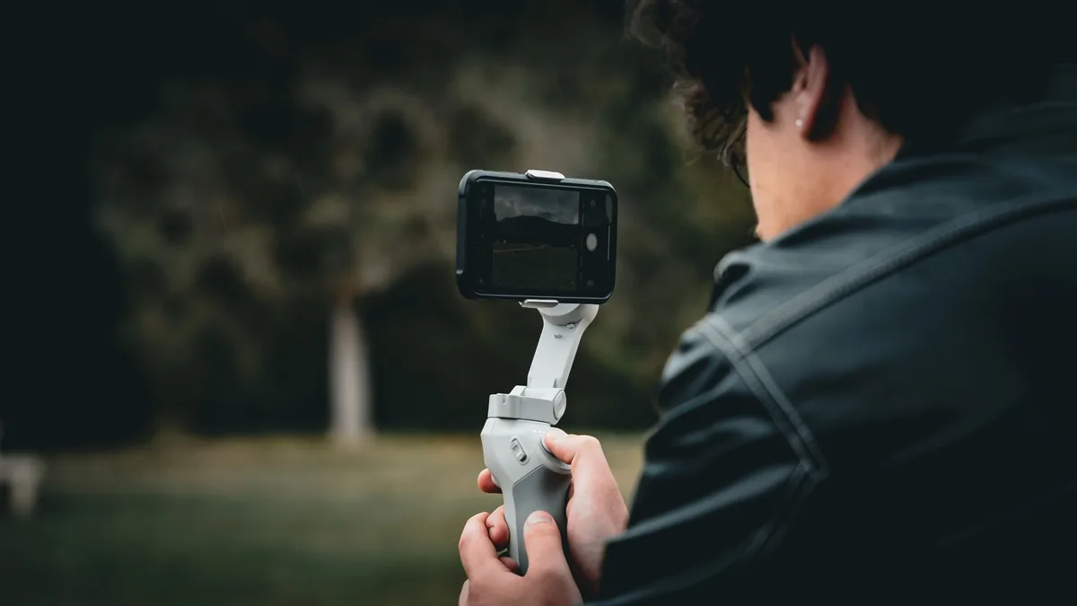 Comparaison visuelle entre le suivi en temps réel et l'édition post-production vidéo
