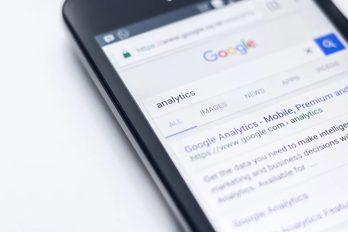 Tableau de bord Google Search Console affichant les métriques de visibilité et de trafic