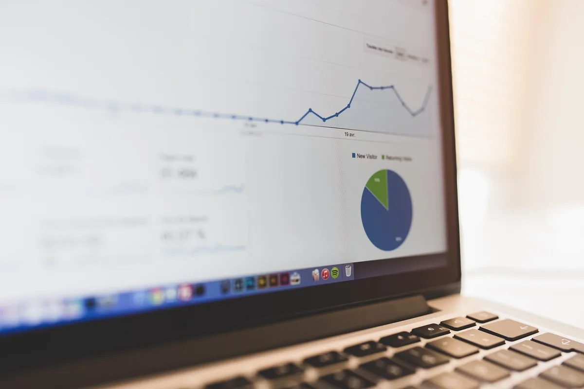 Tableau de bord d'analyse YouTube affichant les métriques d'engagement et les statistiques d'audience
