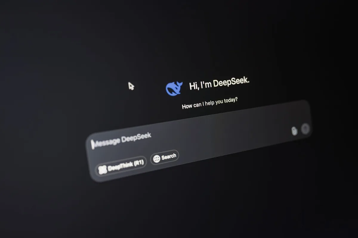 Assistant IA conversationnel aidant à la rédaction et à la relecture de textes sur un écran.