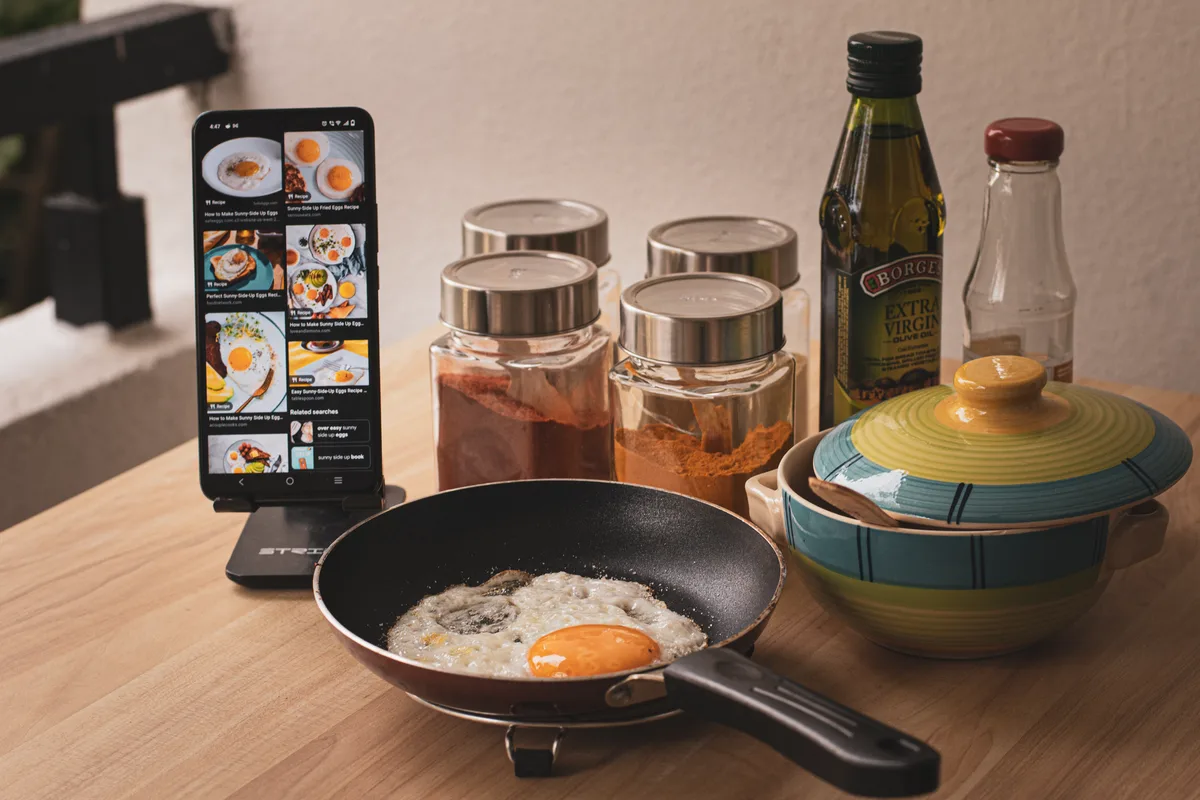 Ingrédients et ustensiles de cuisine pour préparer le petit-déjeuner