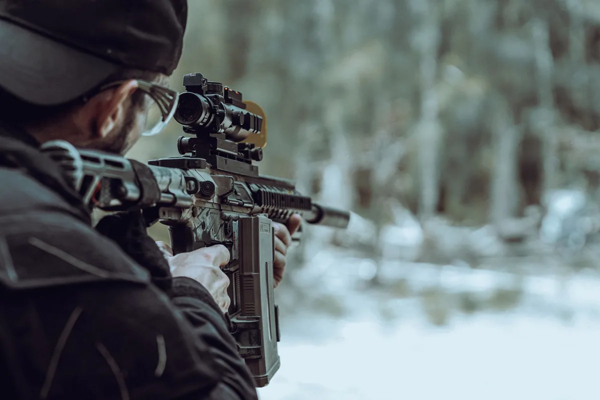 Arme de chasse et cibles en environnement forestier