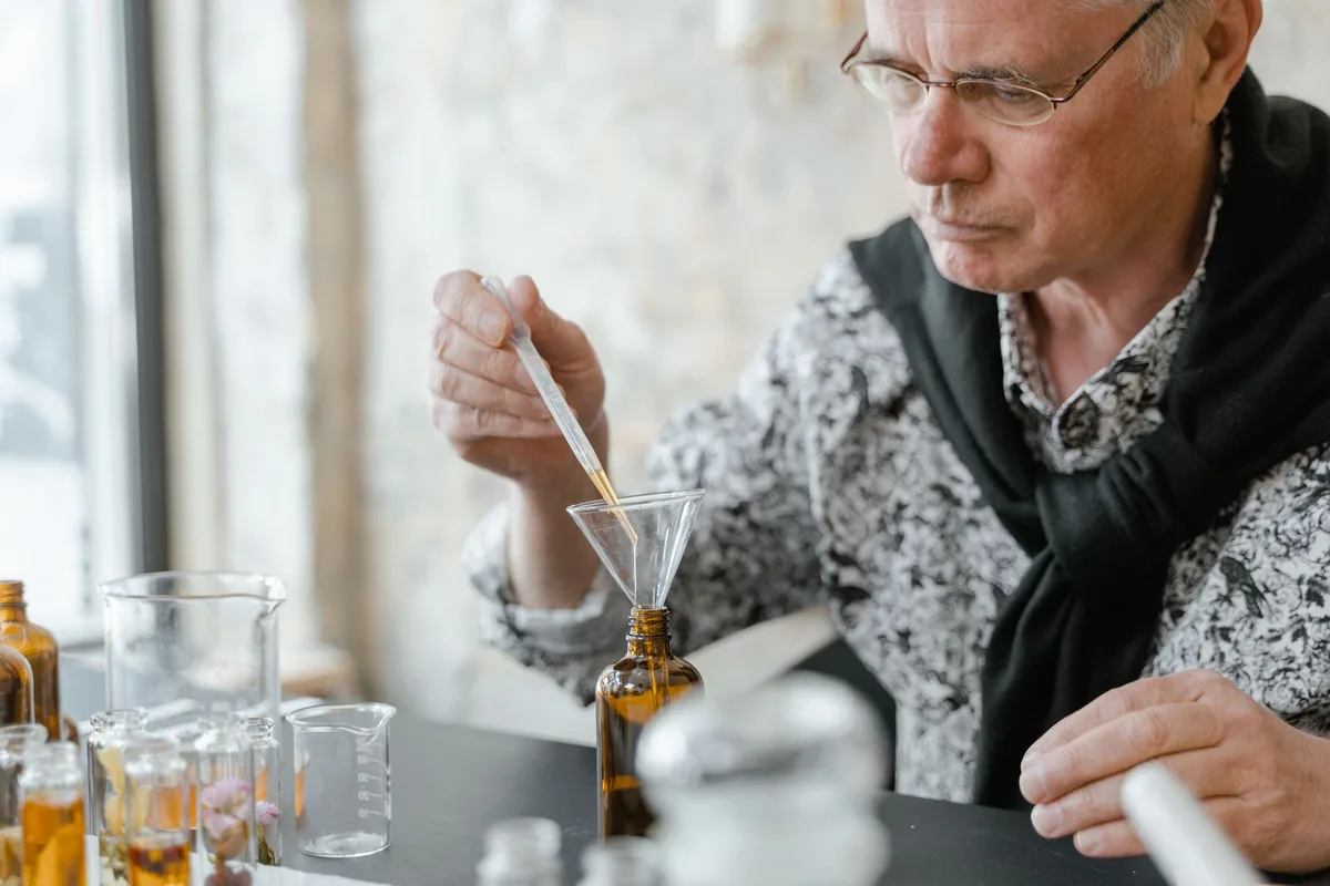 Fioles colorées et équipement d'alchimie pour résoudre le casse-tête du Jour 3