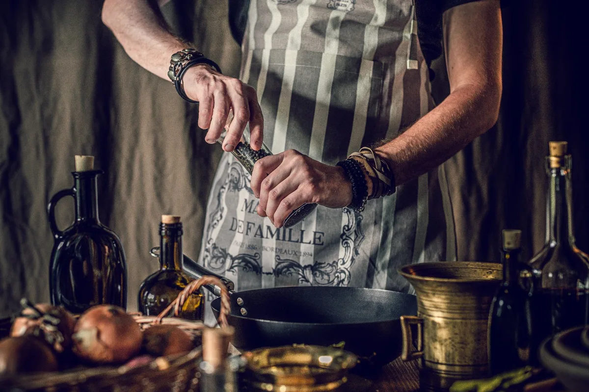 Préparation culinaire avec ingrédients et ustensiles pour le dîner du jeu
