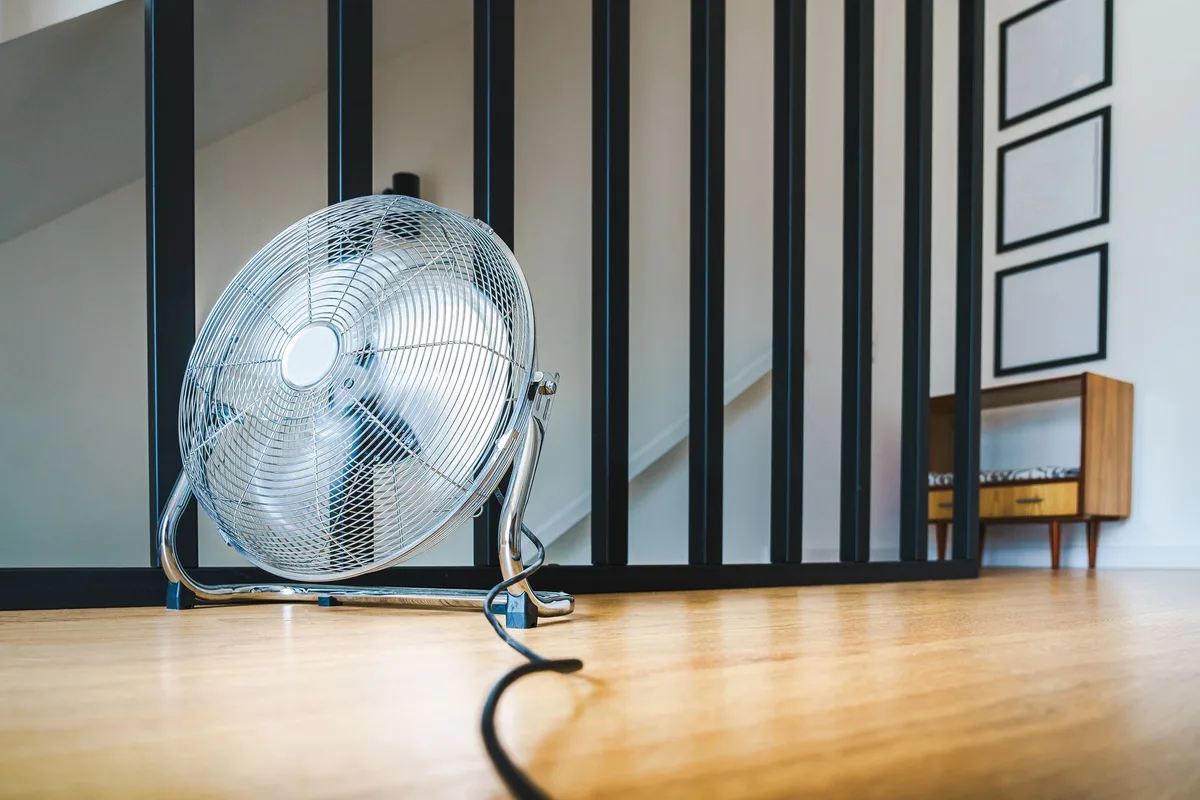 Schéma illustrant le fonctionnement d'une friteuse sans huile avec résistance et flux d'air