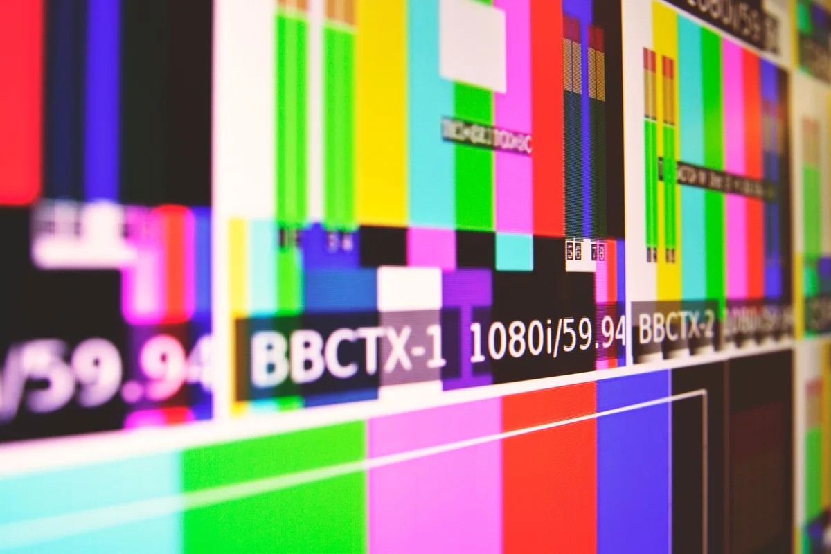 Comparaison visuelle entre les technologies OLED, Mini LED et LED standard