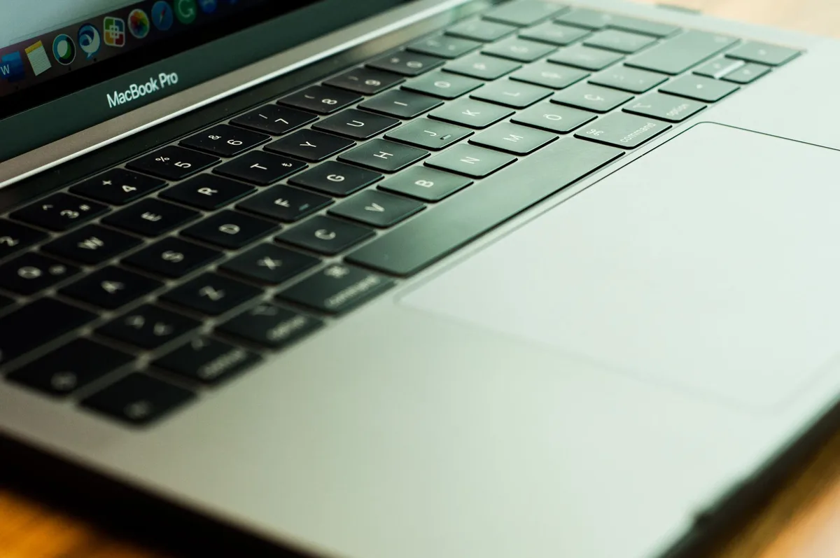 Clavier Magic Keyboard connecté à un iPad Pro avec trackpad intégré