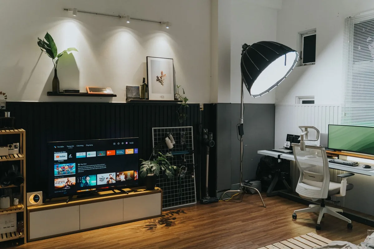 Grand téléviseur 4K affichant du contenu haute définition dans un salon moderne