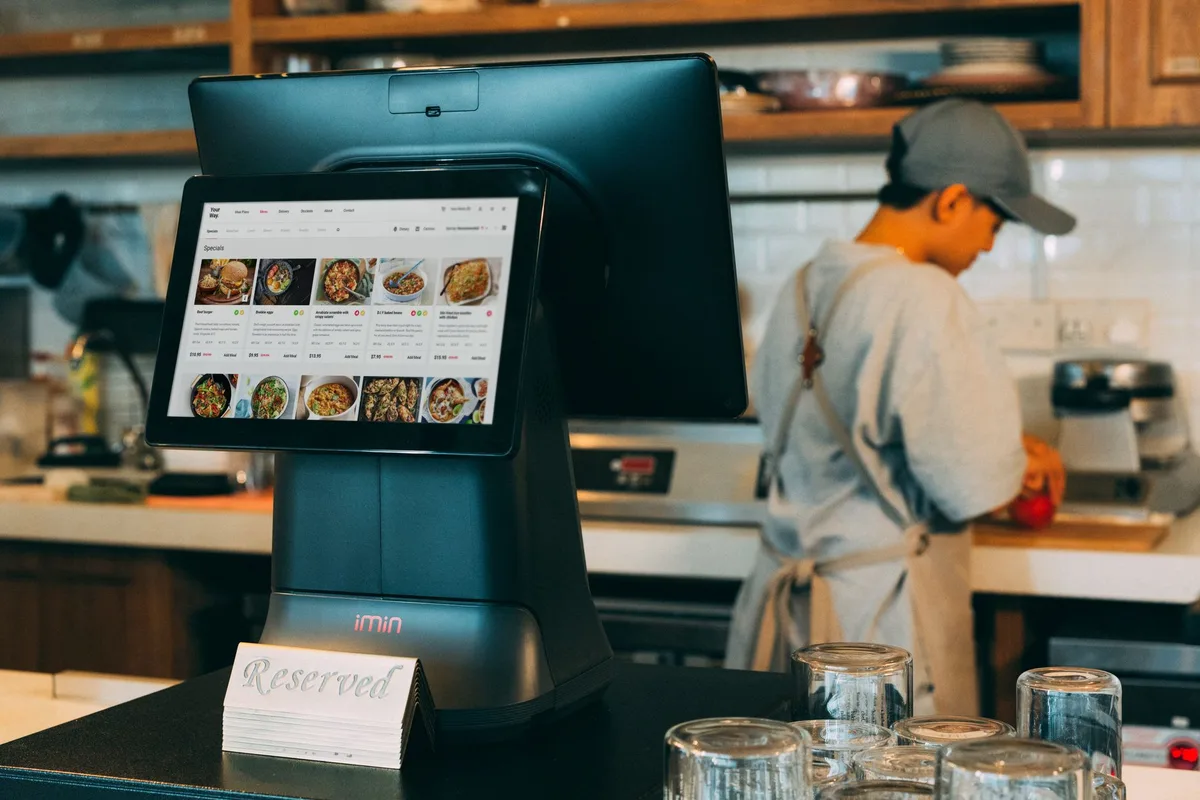 Écran d'affichage des commandes en cuisine avec synchronisation numérique