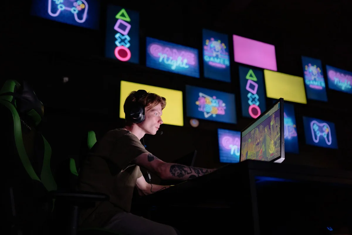 Joueur en session de jeu compétitif sur un écran gaming haute fréquence