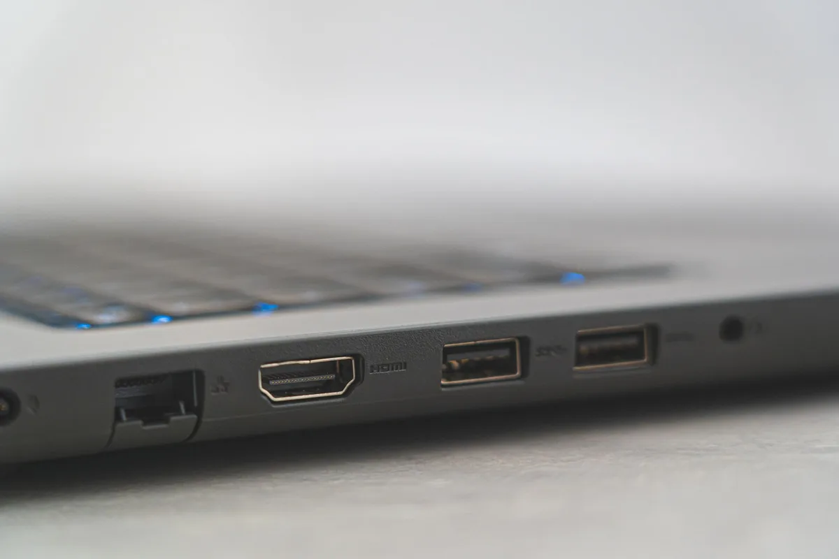 Connecteurs et ports arrière d'un écran gaming avec câbles HDMI et DisplayPort