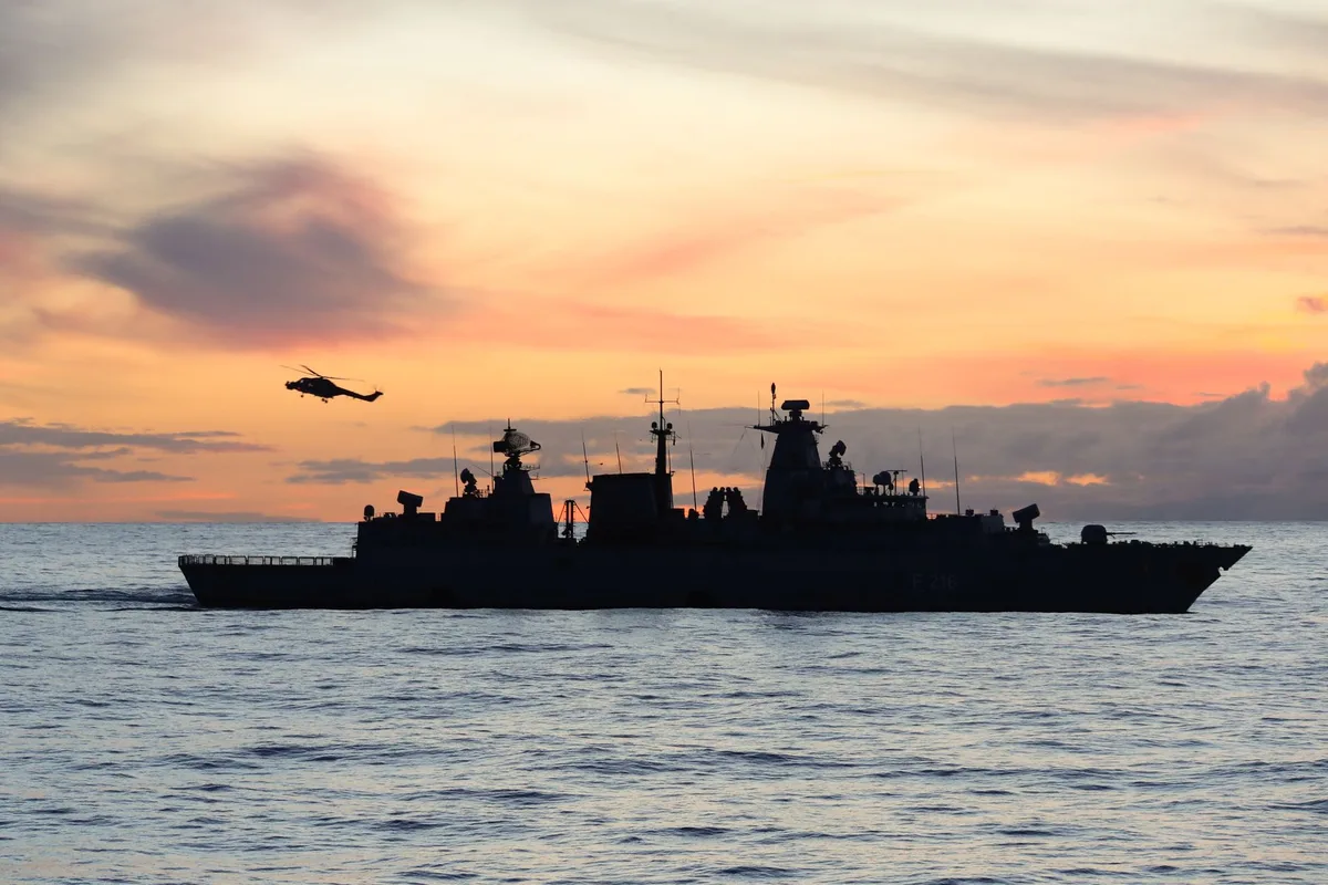 Combat naval entre navires avec canons et manœuvres tactiques en jeu vidéo