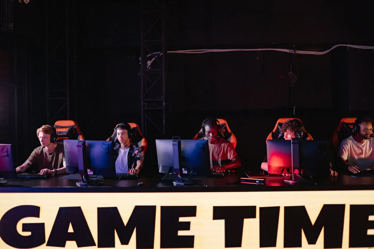 Groupe de joueurs en ligne collaborant lors d'une mission coopérative dans un jeu vidéo