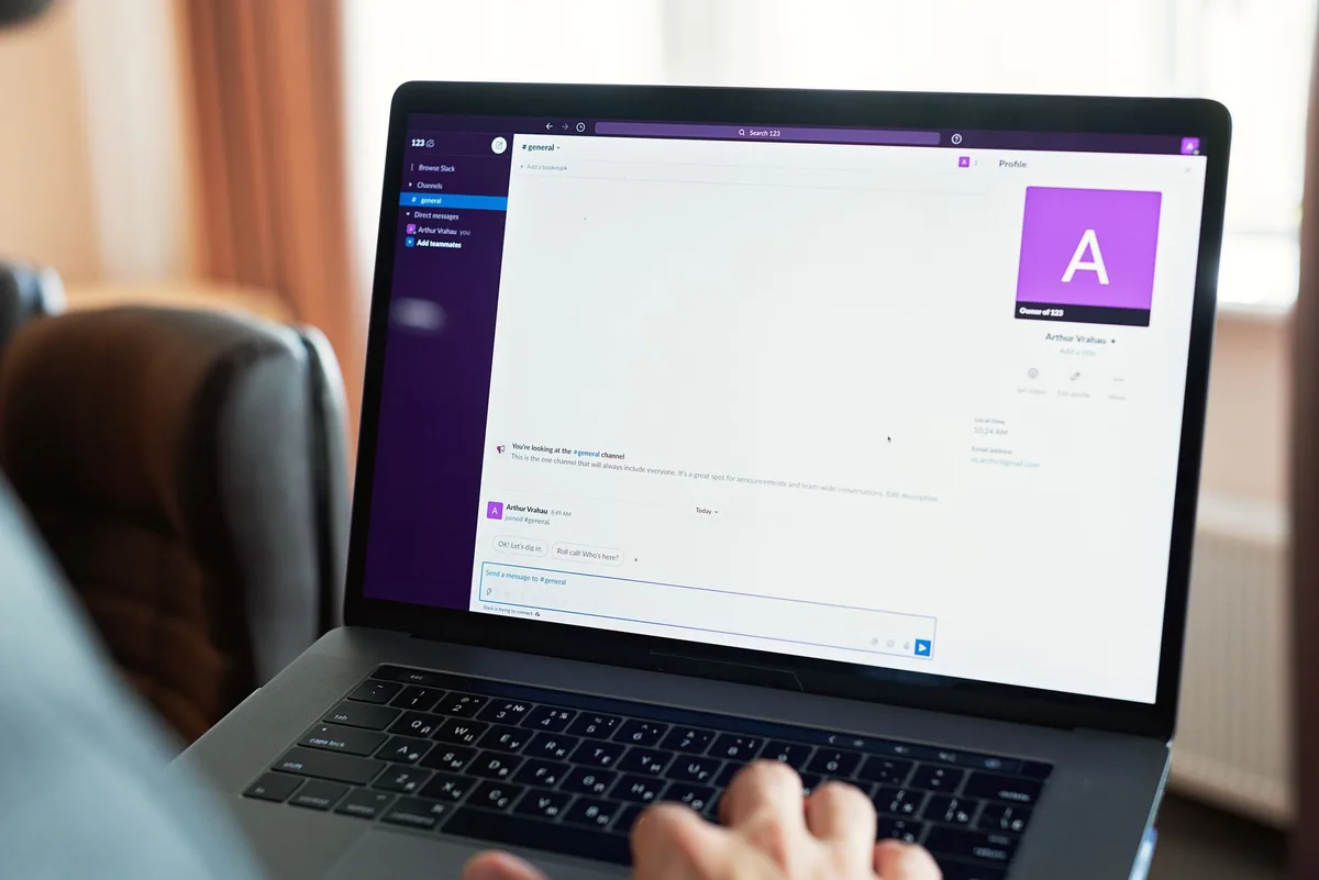 Interface d'un webmail consultée depuis un navigateur sur un ordinateur portable
