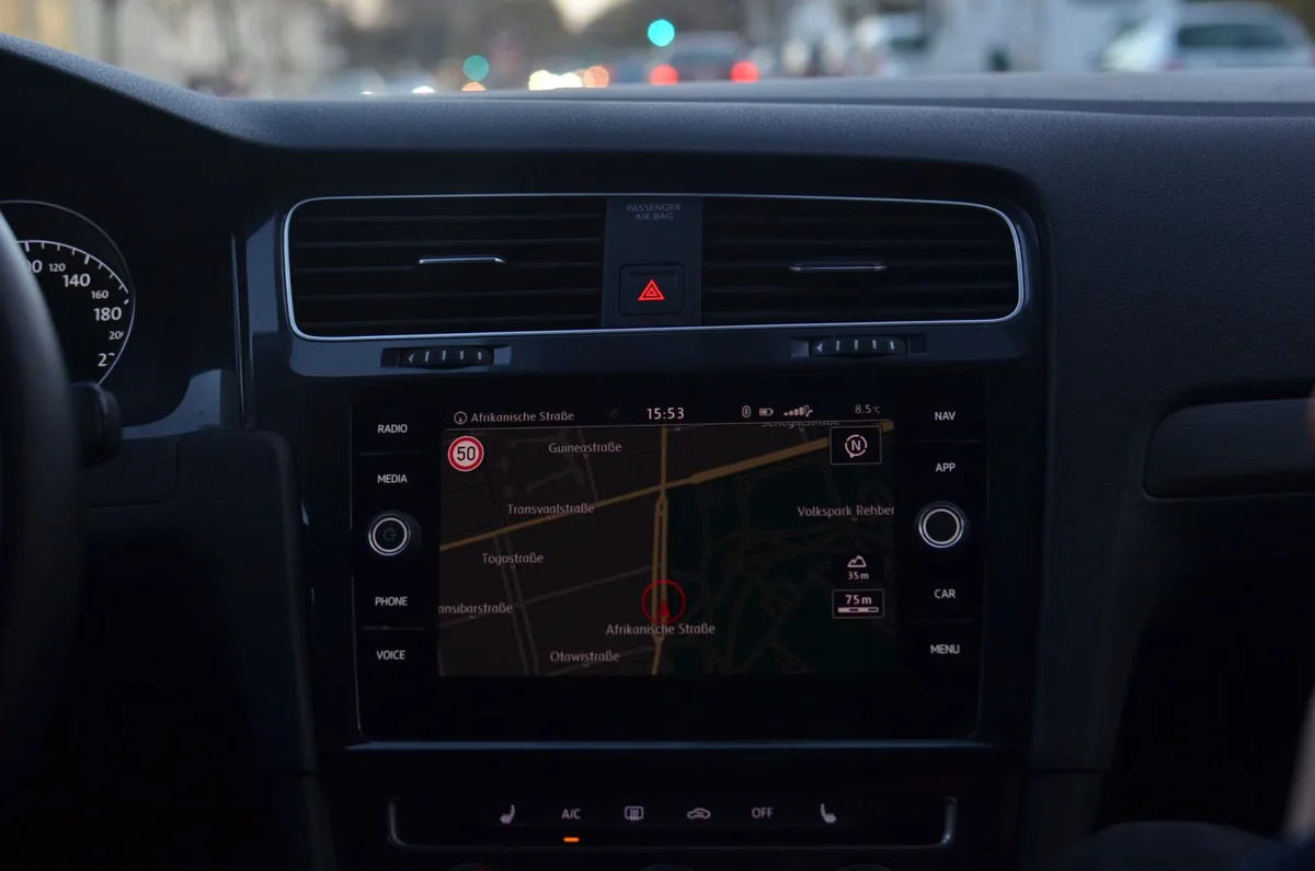 Interface de navigation embarquée avec cartographie et points d'intérêt intégrés