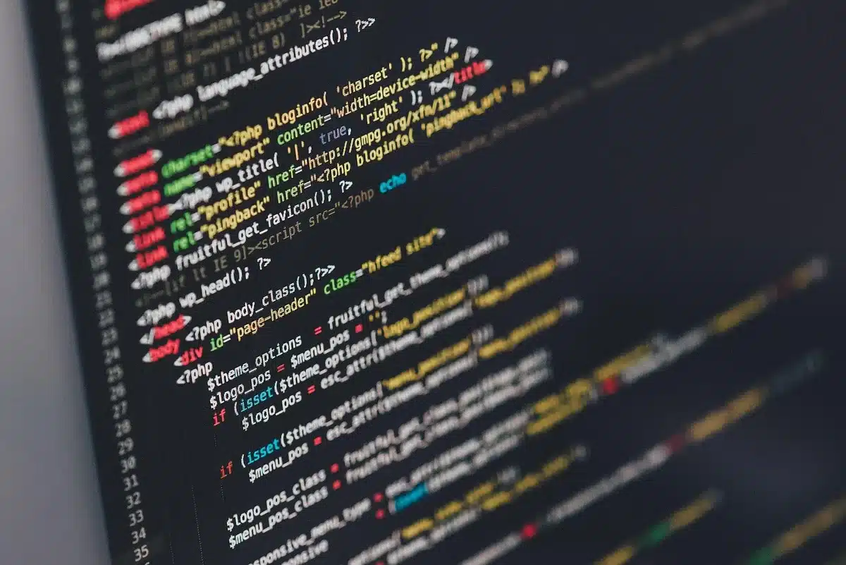 Équipe de développement travaillant sur une base de code multiplateforme