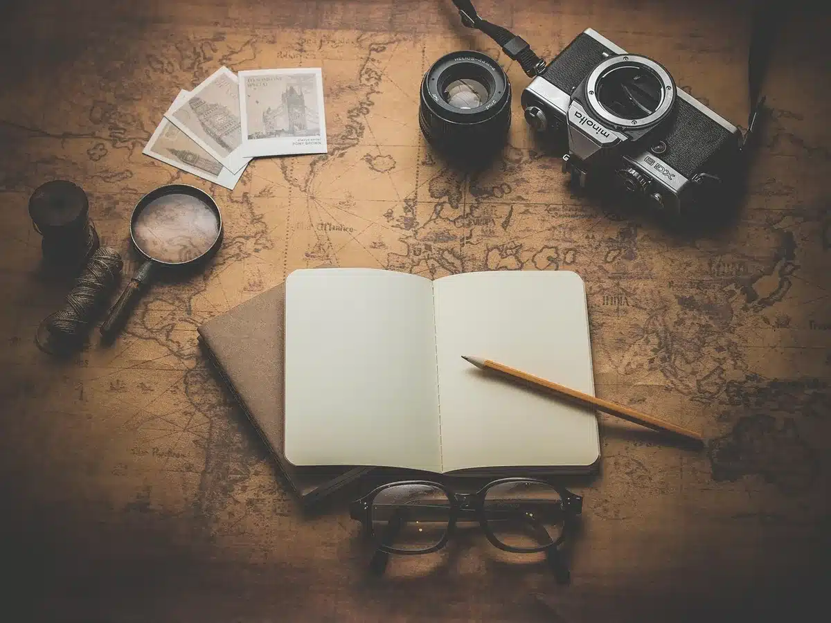 Personne planifiant les objectifs d'un blog avec carnet et ordinateur