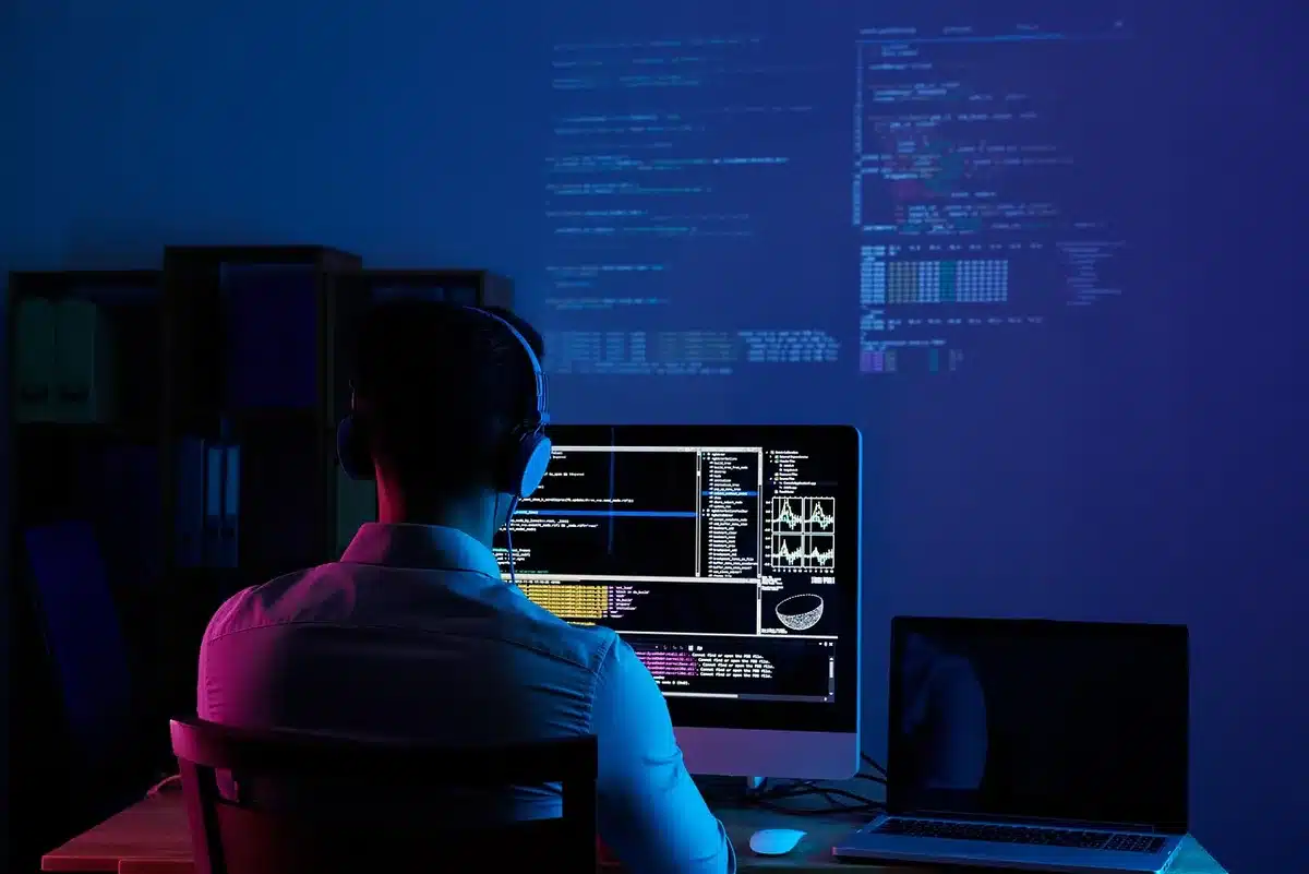 Écran montrant des lignes de code et diagramme de virtualisation évoquant un hyperviseur