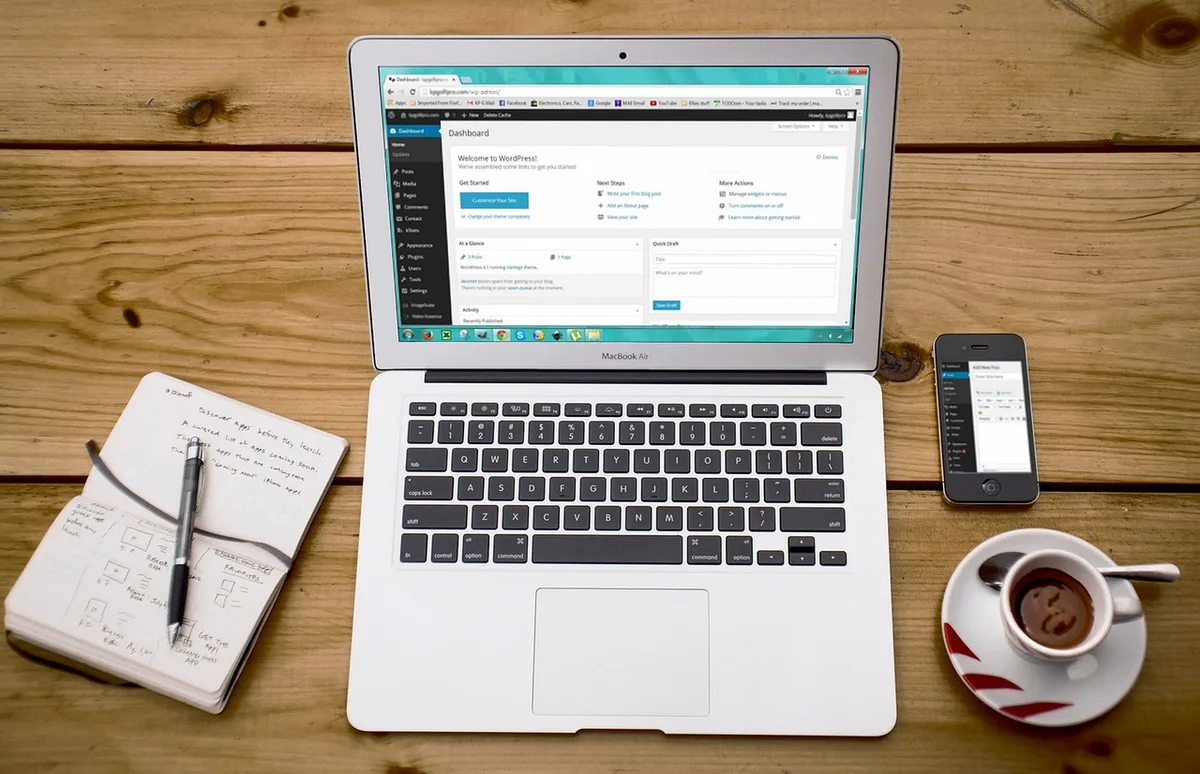 Appareil mobile affichant un site web responsive et optimisé pour plusieurs écrans