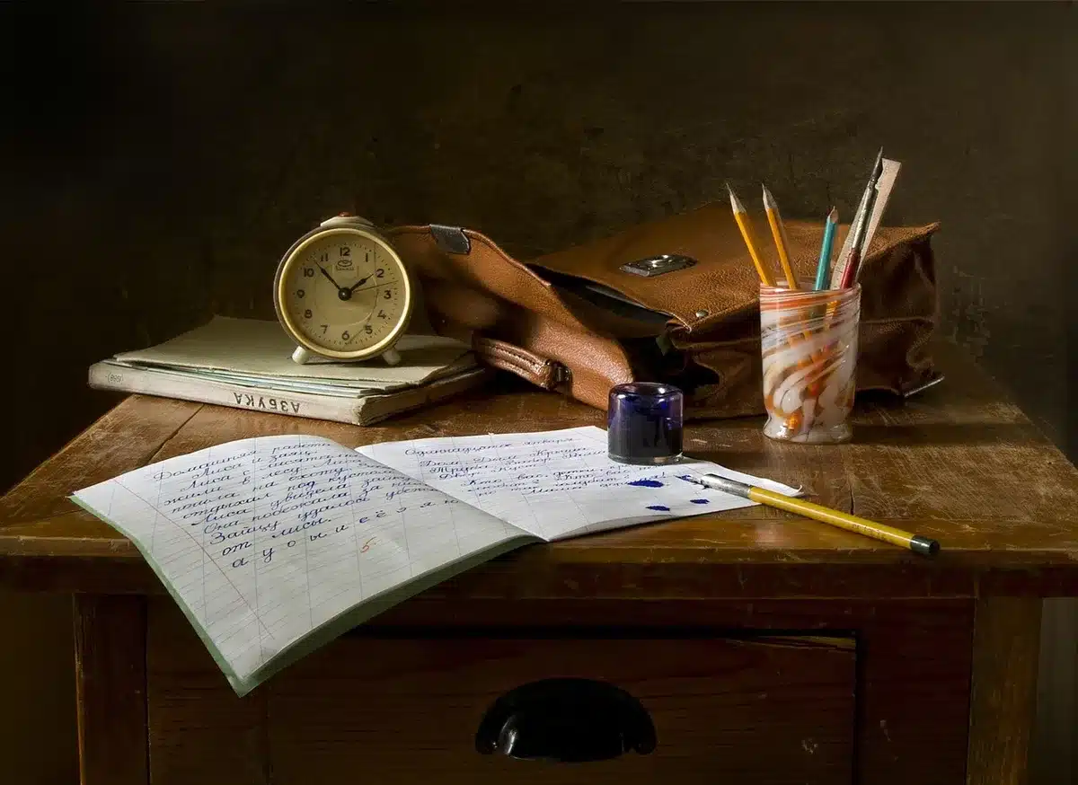 Plan de script imprimé posé sur un bureau avec notes