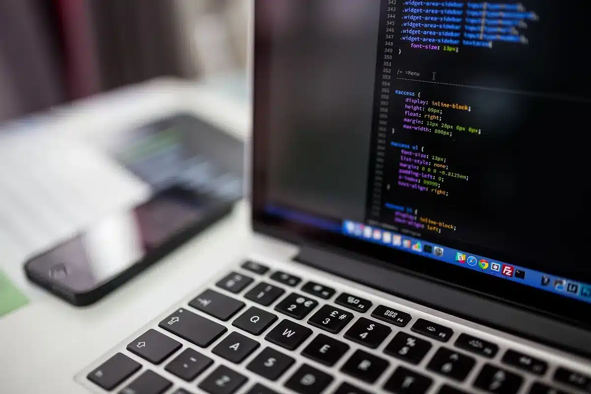 Écran d'ordinateur affichant Google Search Console et un sitemap