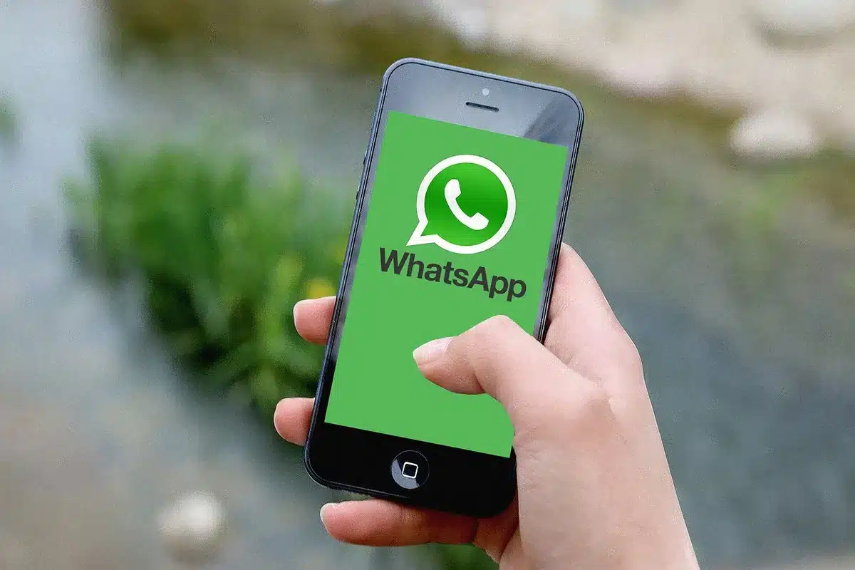Écran montrant le transfert de données entre deux téléphones sur un bureau lumineux