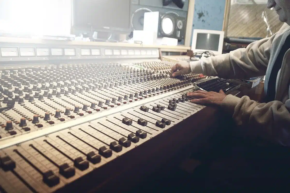 Microphone et moniteur dans un studio lors d'enregistrement pour animation