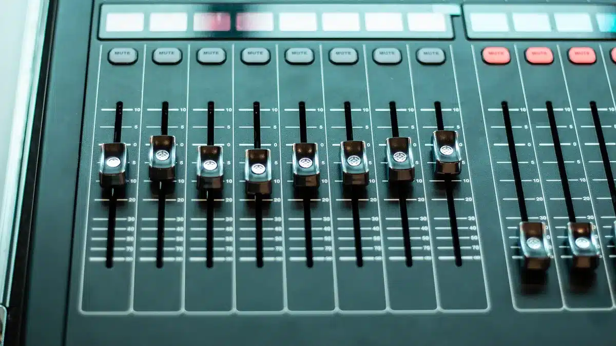 Équipement audio et console de mixage dans un home studio