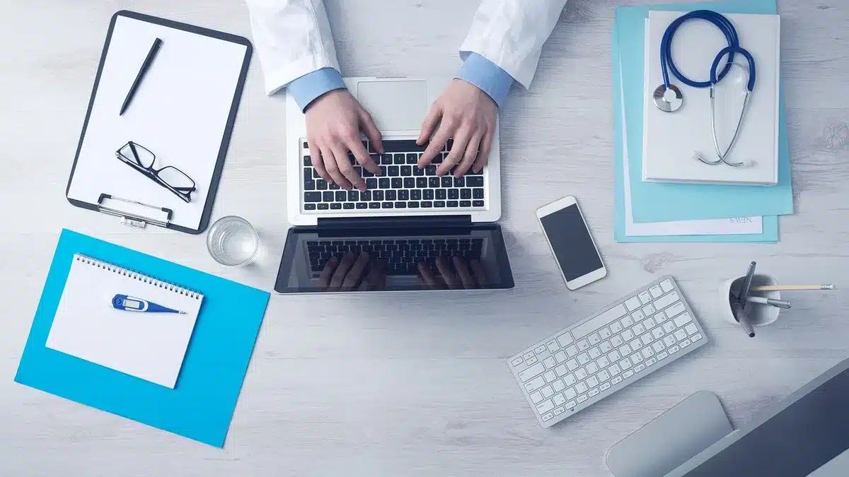 Ordinateur portable affichant une page d'offres en ligne sur un bureau lumineux