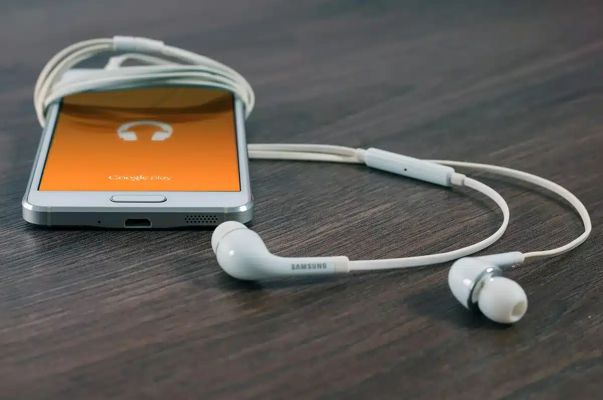 Pack smartphone avec écouteurs sans fil et accessoires connectés