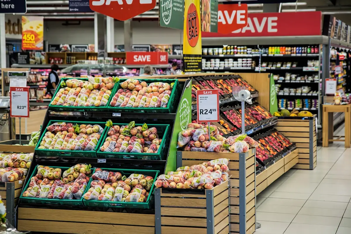 Pile de boîtes d'aspirateurs robots en promotion en magasin