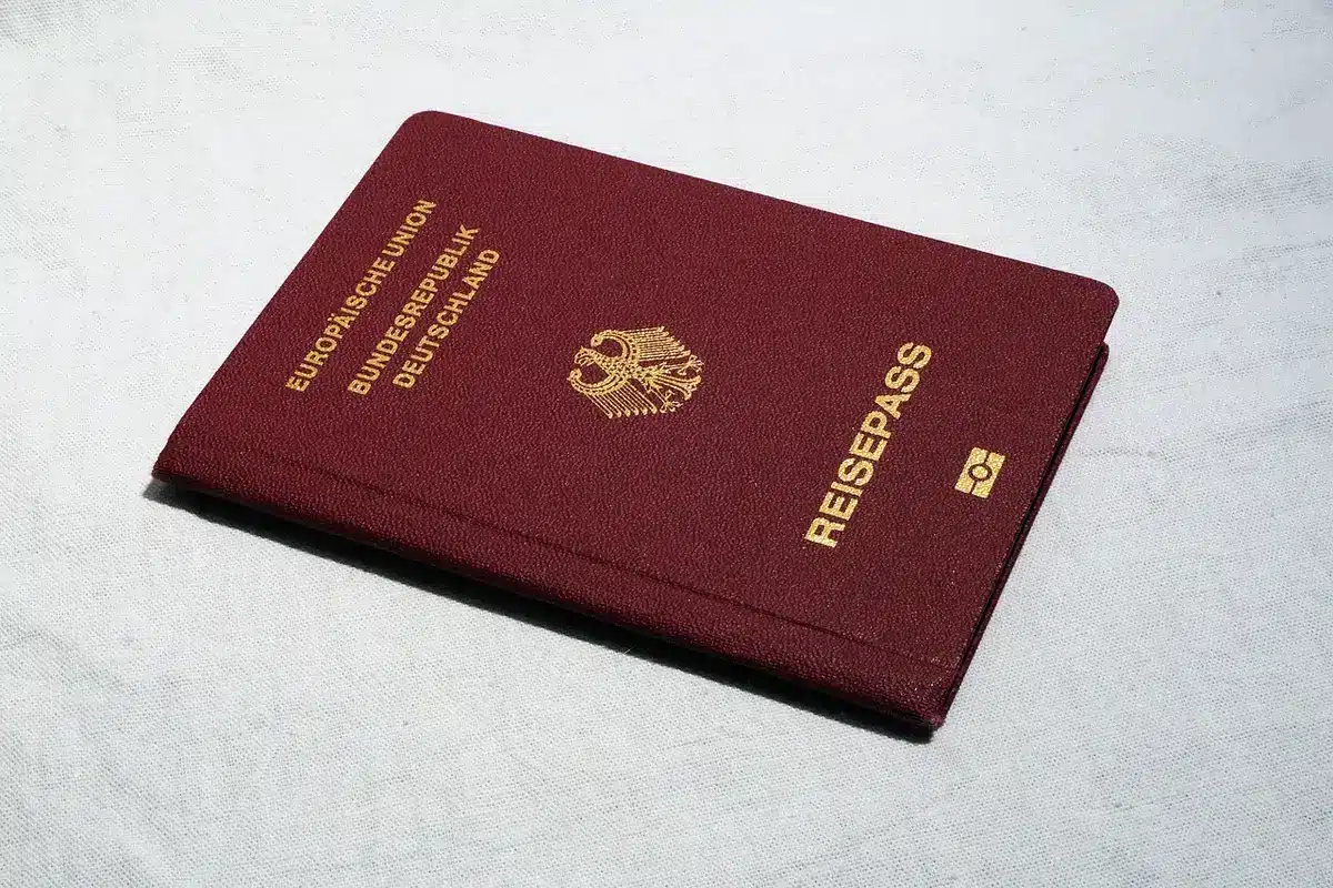 Table avec documents et icône de conformité sur un écran