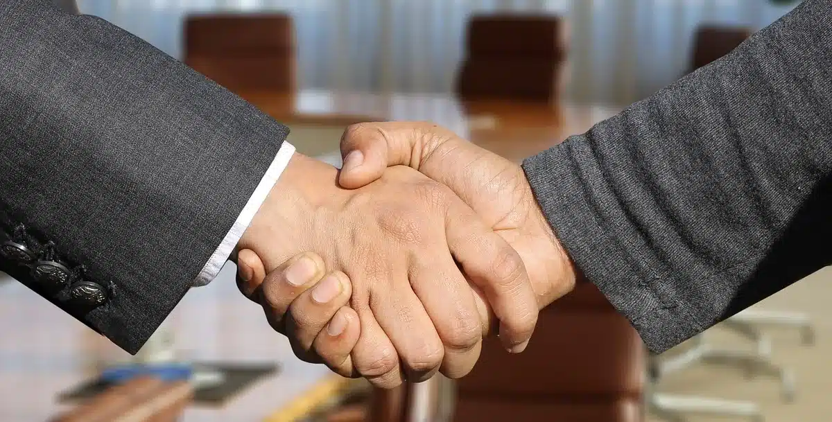 Équipe vérifiant la compatibilité ERP sur un écran d'ordinateur