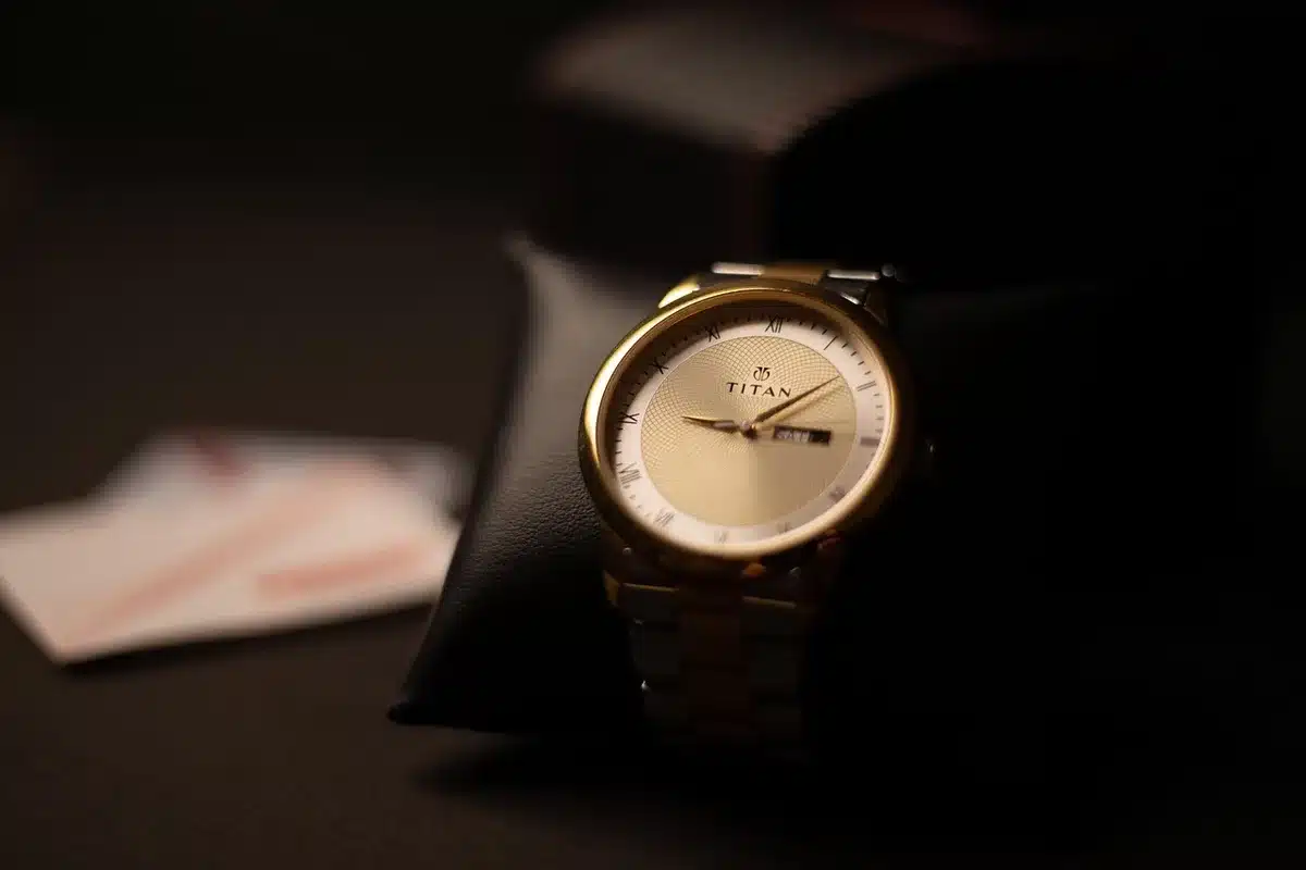 Détail d'une montre connectée avec lunette céramique et boîtier métallique