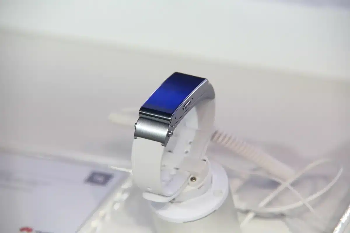 Écran de montre affichant une trace GPS et statistiques d'entraînement