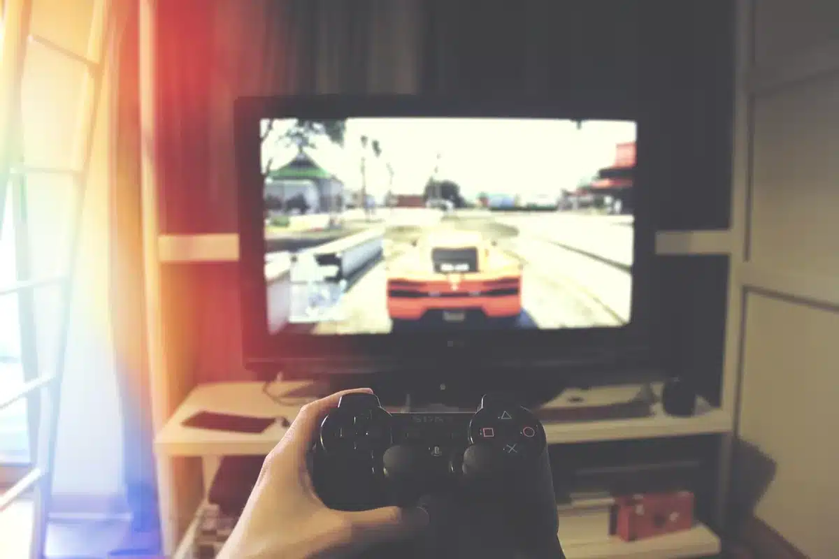 Manette mobile compacte intégrée à un iPhone pour jouer aux jeux PlayStation.
