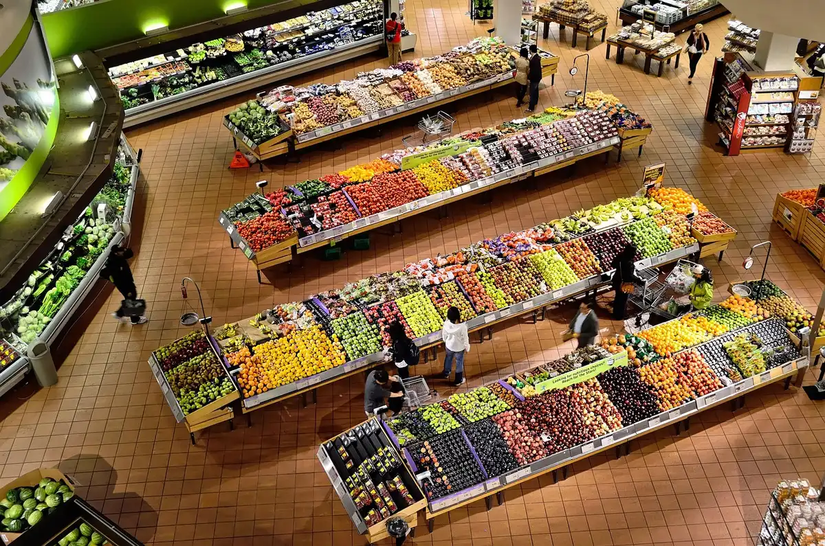 Allée de racks dans un centre de données représentant le marché serveurs favorisé